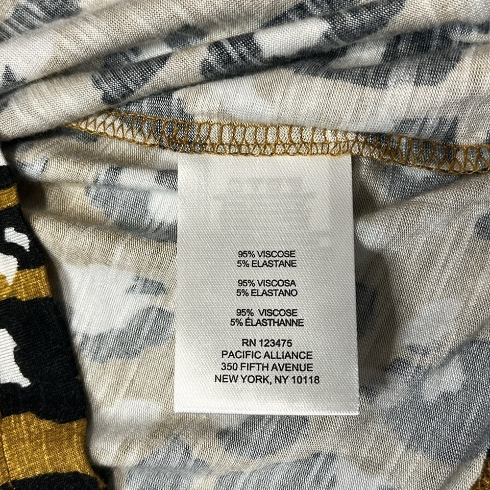 ⭐️ Jones New York patterned 3/4 sleeve top- size small (oversized) - Picture 6 of 8